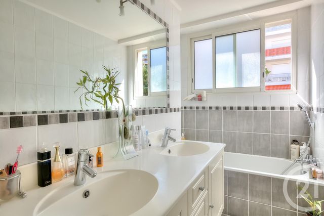Afficher la photo en grand Appartement F4 à vendre - 4 pièces - 85.0 m2 - NICE - 06 - PROVENCE-ALPES-COTE-D-AZUR - Century 21 Cbs Immobilier