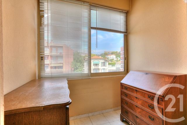 Afficher la photo en grand Appartement F3 à vendre - 3 pièces - 75.49 m2 - NICE - 06 - PROVENCE-ALPES-COTE-D-AZUR - Century 21 Cbs Immobilier