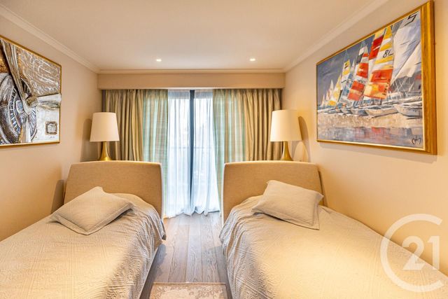 Afficher la photo en grand Appartement F4 à vendre - 4 pièces - 119.3 m2 - JUAN LES PINS - 06 - PROVENCE-ALPES-COTE-D-AZUR - Century 21 Cbs Immobilier